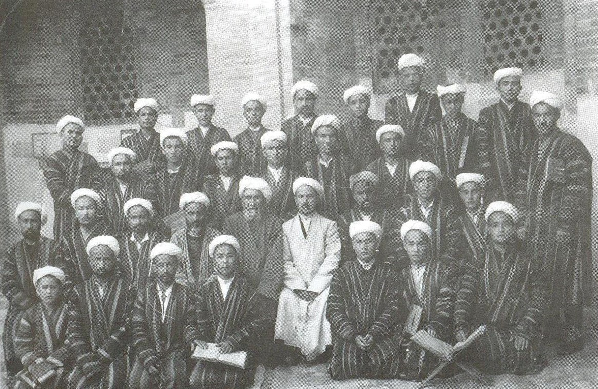 Образование в казахстане в 19 веке. Медресе в Бухаре 10 век. Медресе Мухаммад Рахимхана. Бухара 19 век медресе. Медресе в Бухаре.